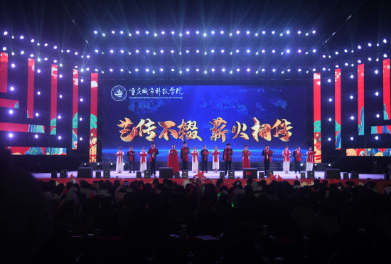 图为元旦晚会现场,教师代表登台演出。陈悦 摄 图为元旦晚会现场,教师代表登台演出。陈悦 摄