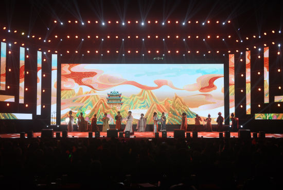 图为元旦晚会现场,学生表演服装秀。陈悦 摄 图为元旦晚会现场,学生表演服装秀。陈悦 摄
