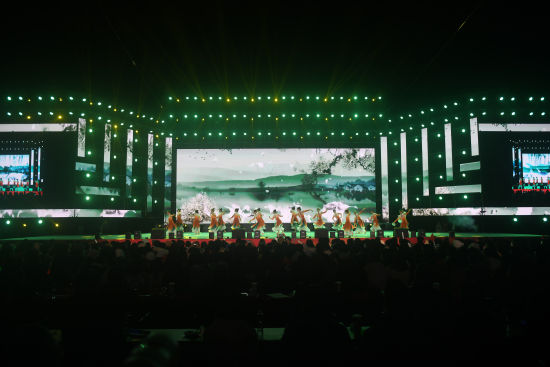 图为元旦晚会现场的歌舞表演。陈悦 摄 图为元旦晚会现场的歌舞表演。陈悦 摄