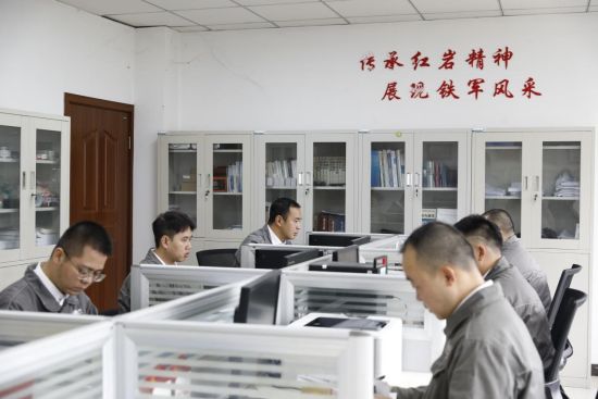 图为正在工作的国网重庆綦江供电公司输变电运检中心变电检修班员工。袁巧 摄 图为正在工作的国网重庆綦江供电公司输变电运检中心变电检修班员工。袁巧 摄