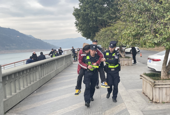 图为云阳县公安局特警大队护航百姓平安。 云阳县公安局 供图 图为云阳县公安局特警大队护航百姓平安。 云阳县公安局 供图