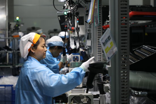 图为生产线上忙碌的工人们。谌永恒摄 图为生产线上忙碌的工人们。谌永恒摄