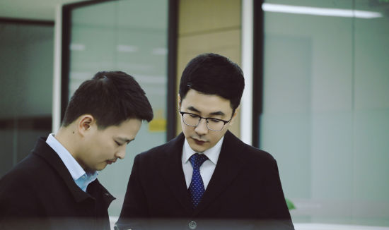 图为陈晔(右)和同事在一起研讨案情。张旭 摄 图为陈晔(右)和同事在一起研讨案情。张旭 摄