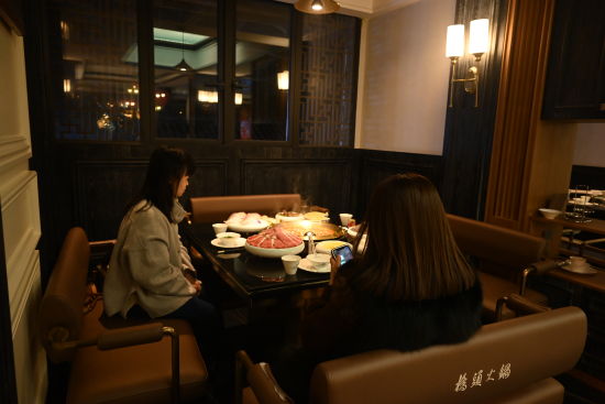 图为食客在桥头火锅店内坐定,准备吃火锅。张旭 摄 图为食客在桥头火锅店内坐定,准备吃火锅。张旭 摄