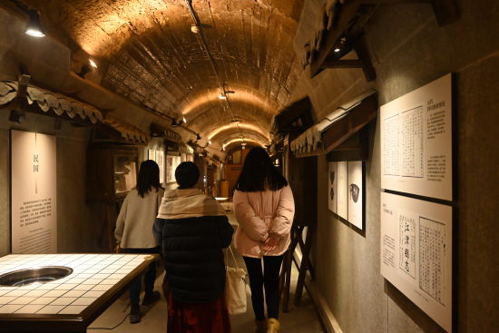 图为游客在洞子火锅的文化展示区。张旭 摄 图为游客在洞子火锅的文化展示区。张旭 摄