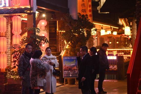图为体验火锅文化的旅客。张旭 摄 图为体验火锅文化的旅客。张旭 摄