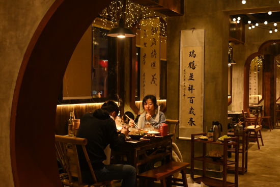 图为食客在刘一手火锅进餐。张旭 摄 图为食客在刘一手火锅进餐。张旭 摄