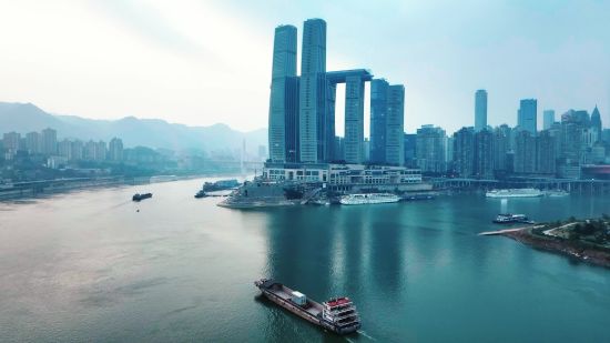 图为重庆首台1000千伏主体变压器经长江航道途经朝天门码头。郑涪文 摄 图为重庆首台1000千伏主体变压器经长江航道途经朝天门码头。郑涪文 摄