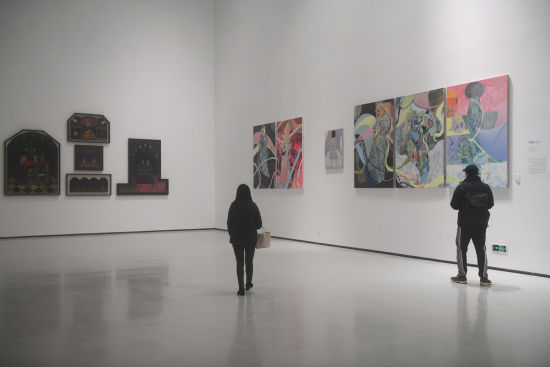 图为市民参观展览。周毅 摄 图为市民参观展览。周毅 摄