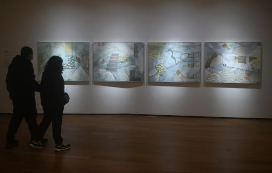 图为市民参观展览。周毅 摄 图为市民参观展览。周毅 摄