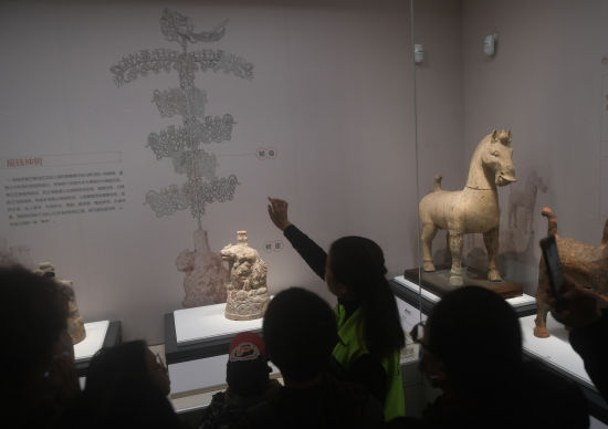 图为重庆中国三峡博物馆馆藏文物“摇钱树座”。周毅摄 图为重庆中国三峡博物馆馆藏文物“摇钱树座”。周毅摄