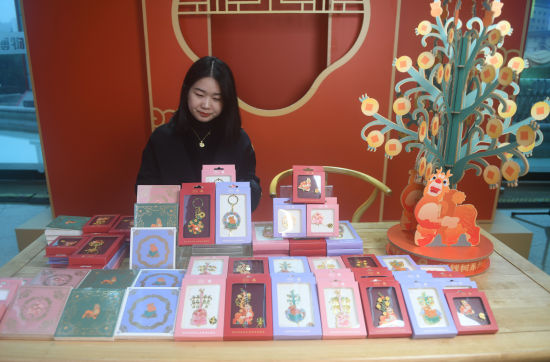 图为“摇钱树”系列文创产品。周毅摄 图为“摇钱树”系列文创产品。周毅摄