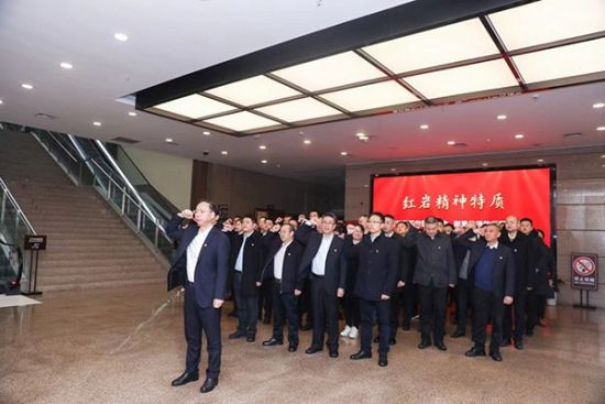图为党员干部重温入党誓词。邮储银行重庆分行 供图 图为党员干部重温入党誓词。邮储银行重庆分行 供图