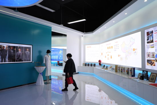 图为民众参访华合数智综合算力展厅。梁钦卿 摄 图为民众参访华合数智综合算力展厅。梁钦卿 摄