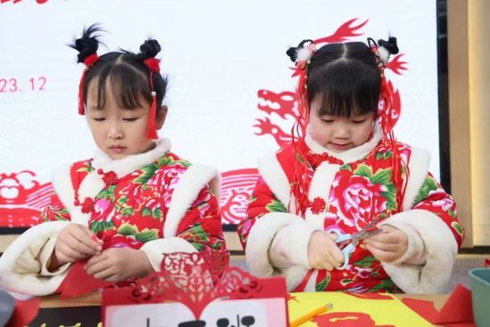 ͼΪ���޼�ֽӭ���ꡣ���췽��ͼ