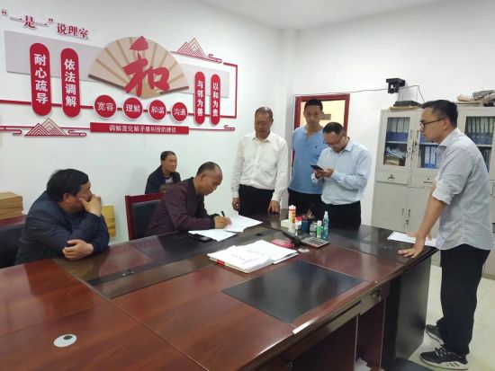 满月镇“善美小院”院长正在协调解决纠纷。重庆市开州区满月镇供图 满月镇“善美小院”院长正在协调解决纠纷。重庆市开州区满月镇供图