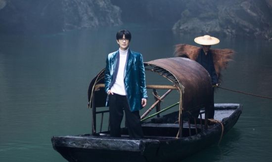 图为歌手许嵩携作品在奉节实地拍摄。奉节县文化和旅游发展委员会供图 图为歌手许嵩携作品在奉节实地拍摄。奉节县文化和旅游发展委员会供图