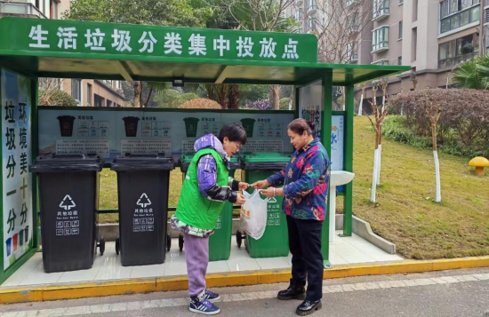 图为改造后的生活垃圾分类集中投放点。铜梁区委宣传部供图 图为改造后的生活垃圾分类集中投放点。铜梁区委宣传部供图
