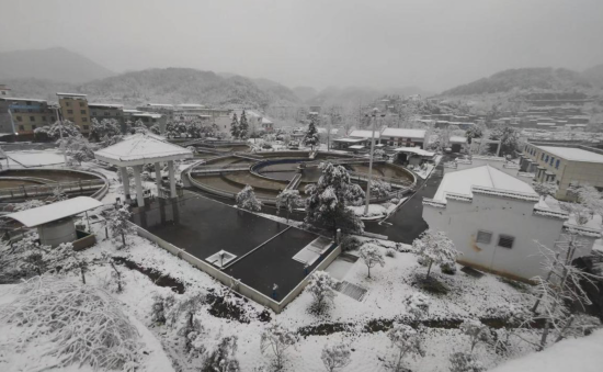 图为大雪覆盖的城市污水处理厂。渝清排水公司供图 图为大雪覆盖的城市污水处理厂。渝清排水公司供图
