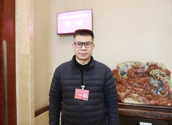 图为重庆市政协委员、重庆工商大学副校长李敬。马佳欣 摄 图为重庆市政协委员、重庆工商大学副校长李敬。马佳欣 摄