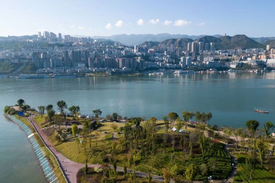 图为航拍巫山县宁江渡公园一景,蓝天、碧水、城市、公园相映成景。何蓬磊 摄 图为航拍巫山县宁江渡公园一景,蓝天、碧水、城市、公园相映成景。何蓬磊 摄