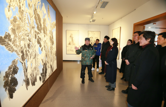 图为参观者驻足欣赏画展。周兴建 摄 图为参观者驻足欣赏画展。周兴建 摄