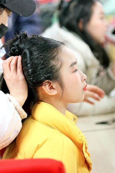 ͼΪһλС�������ݳ�ǰ��ױ���а췽��ͼ