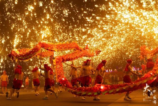 璀璨如梦！千年非遗“打铁花”闪耀大渡口夜空