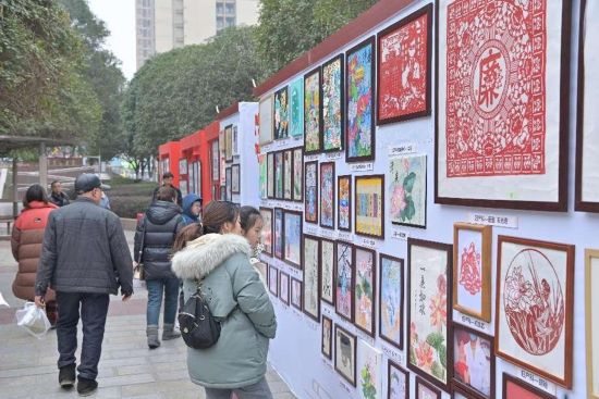 图为市民参观廉政文化区作品。 谭又铭 摄 图为市民参观廉政文化区作品。 谭又铭 摄