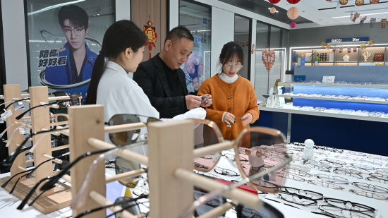 图为万大眼镜展厅现场。 万大眼镜供图 图为万大眼镜展厅现场。 万大眼镜供图