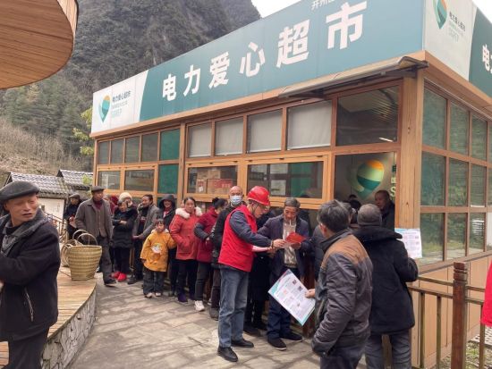 图为村民排队兑换“积分”。龙明艳 摄 图为村民排队兑换“积分”。龙明艳 摄