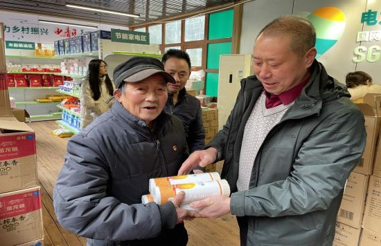 图为村民用积分兑换年货。龙明艳 摄 图为村民用积分兑换年货。龙明艳 摄