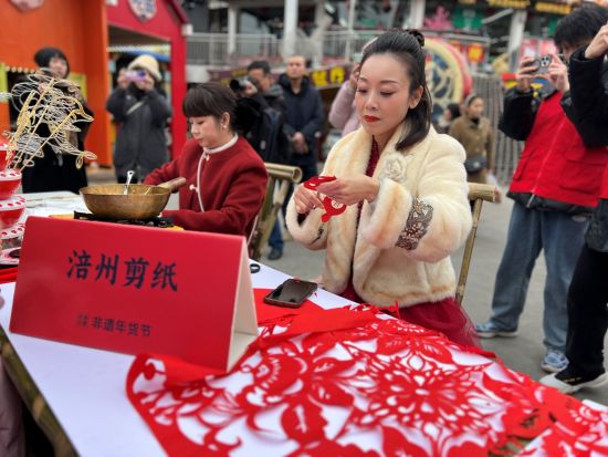 重庆：红酒小镇景区开启第四届年味文化节活动