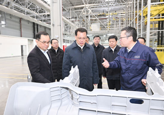 2月4日上午,在长安汽车渝北新工厂,市委书记袁家军观看新能源汽车重要零部件展示。记者 苏思 摄 2月4日上午,在长安汽车渝北新工厂,市委书记袁家军观看新能源汽车重要零部件展示。记者 苏思 摄