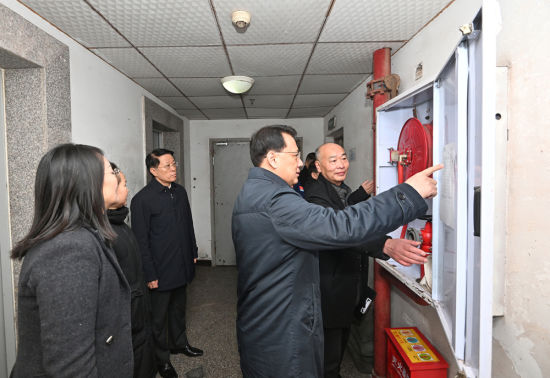 2月4日上午,在渝北区纳帕溪谷小区,市委书记袁家军实地检查消防设施配备、消防通道畅通等情况。记者 苏思 摄 2月4日上午,在渝北区纳帕溪谷小区,市委书记袁家军实地检查消防设施配备、消防通道畅通等情况。记者 苏思 摄