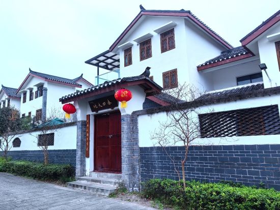 图为重建后的青龙村太和人家人居环境示范点。 杨梦逸 摄 图为重建后的青龙村太和人家人居环境示范点。 杨梦逸 摄