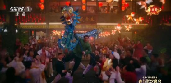 铜梁龙“飞上”央视春晚舞台。直播截图 铜梁龙“飞上”央视春晚舞台。直播截图