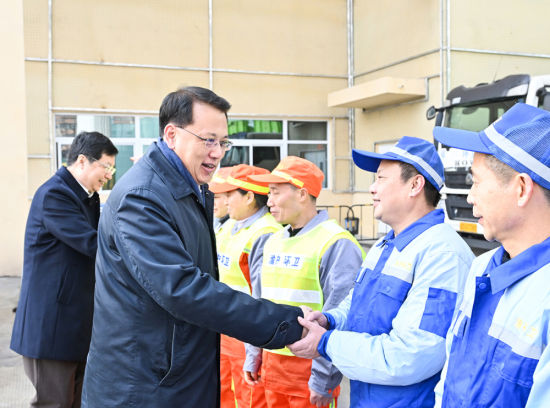 2月10日,在渝中区固废分类运转中心,市委书记袁家军,市委副书记、市长胡衡华看望环卫职工。记者 苏思 摄 2月10日,在渝中区固废分类运转中心,市委书记袁家军,市委副书记、市长胡衡华看望环卫职工。记者 苏思 摄