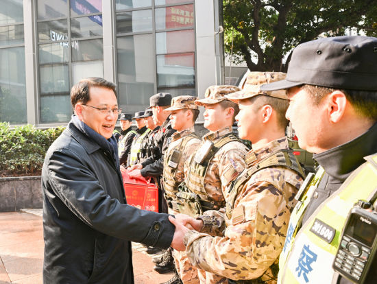2月10日,在渝中区解放碑街面警务站,市委书记袁家军同在岗值班的警务人员、武警战士亲切握手。记者 苏思 摄 2月10日,在渝中区解放碑街面警务站,市委书记袁家军同在岗值班的警务人员、武警战士亲切握手。记者 苏思 摄