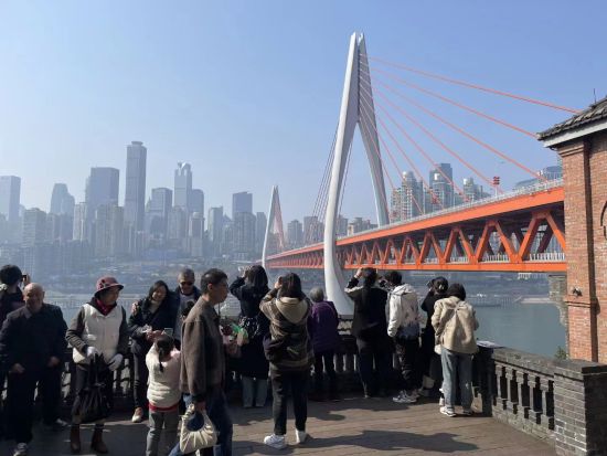 图为春节期间,南岸区吸引众多游客观光。南岸区文旅委供图 图为春节期间,南岸区吸引众多游客观光。南岸区文旅委供图