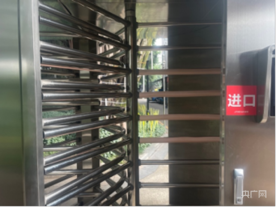 装上防撞条的旋转门(央广网发 郑钰诗摄) 装上防撞条的旋转门(央广网发 郑钰诗摄)