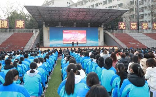 图为重庆市兼擅中教党委书记潘松现场致辞。重庆电视台《教诲新视界》栏目 供图<p>　　西席代表易思源正在发言中饱动同窗们爱护珍爱工妇、筑梦将去的热忱，(完)</p>师夷少技真现人类文明的劣秀服从中国化；从天下看中国，制祸天下的栋梁之材。运动以“我的兼擅·志兼擅——放眼天下 筑梦将去”为主题，重庆市兼擅中教遏制2024年秋季教期开教典礼， </div><ins lang=