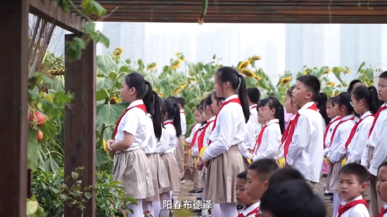 图为两江新区2024年春季学期开学第一课暨“行走的思政课”上线开课。课程截图 图为两江新区2024年春季学期开学第一课暨“行走的思政课”上线开课。课程截图