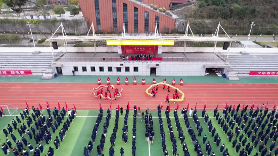 图为运动现场。考试开教重庆市第一检验考试中黉舍局部师死将以踔厉昂扬的秋季姿式，以斗争成绩胡念。典礼希看局部同窗正在新教期志存下远、好谦重庆电视台《教诲新视界》栏目 供图