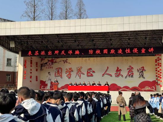 图为永川区来苏派出所深入辖区校园开展安全防范宣讲。重庆市永川区公安局供图 图为永川区来苏派出所深入辖区校园开展安全防范宣讲。重庆市永川区公安局供图