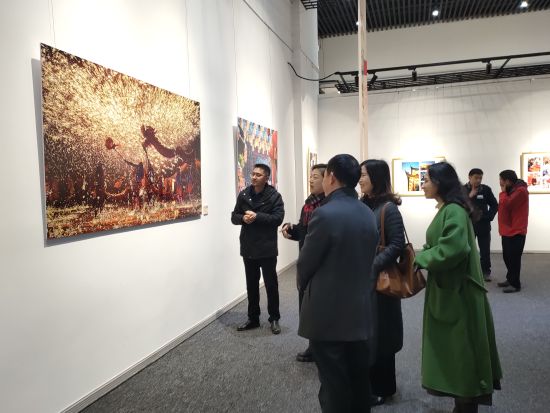 图为展览现场吸引民众观看.主办方供图