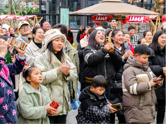 一站式“吃喝玩乐”节日游玩体验 “东亚白云湖 狂欢元宵节”游园会举行