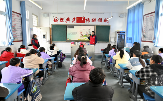图为2月27日,国网重庆巫溪供电公司红岩青年志愿者在通城中心小学校为
