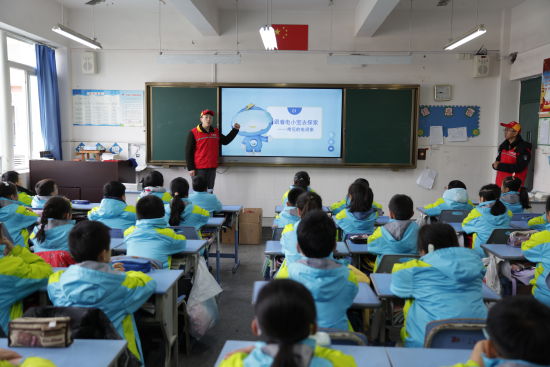 图为志愿者在北碚区双凤桥小学“电力爱心教室”为小学生讲解电力知识。张强 摄 图为志愿者在北碚区双凤桥小学“电力爱心教室”为小学生讲解电力知识。张强 摄