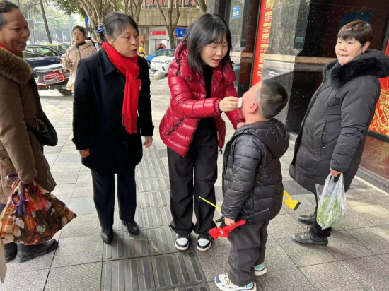 图为帮助孩子现场。 建行重庆市分行供图 图为帮助孩子现场。 建行重庆市分行供图
